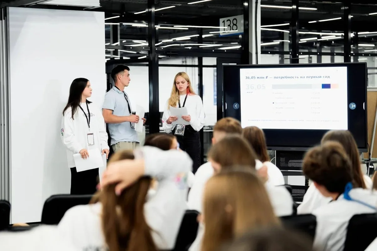 Участники форума защищают проект перед экспертами