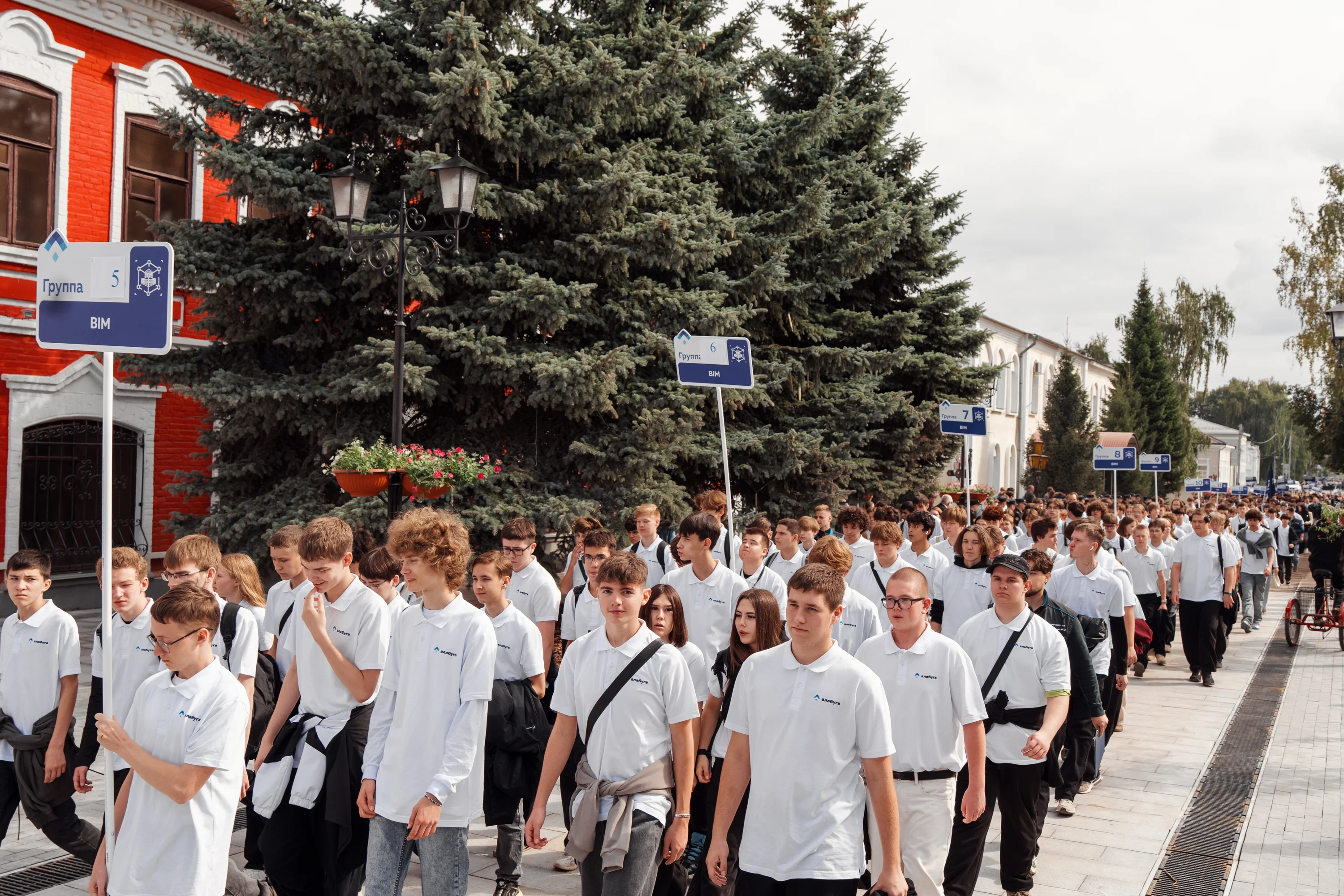 Первокурсники на параде в исторической части Елабуги